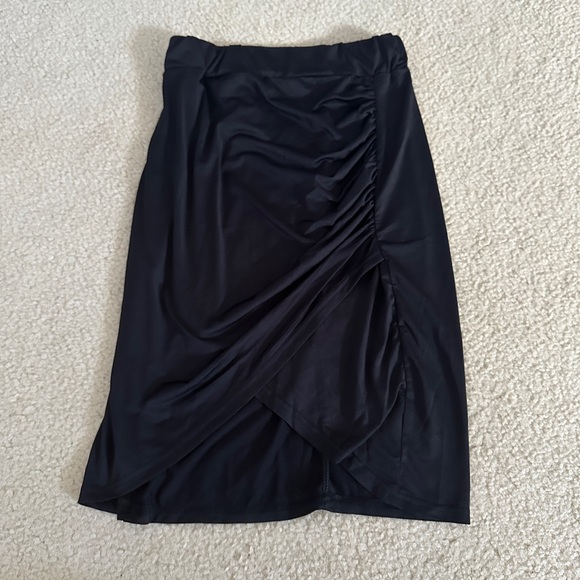 black slinky midi skirt - Picture 1 of 3